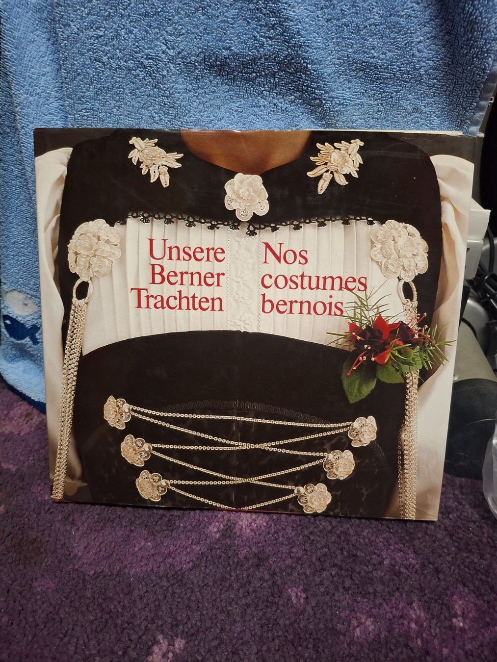 Bücher: Buch Unsere Berner Trachten – Gebraucht aus Horriwil von TOKYONIGHTS