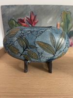 Vase Behälter auf Füssen blau mit goldenen Blättern