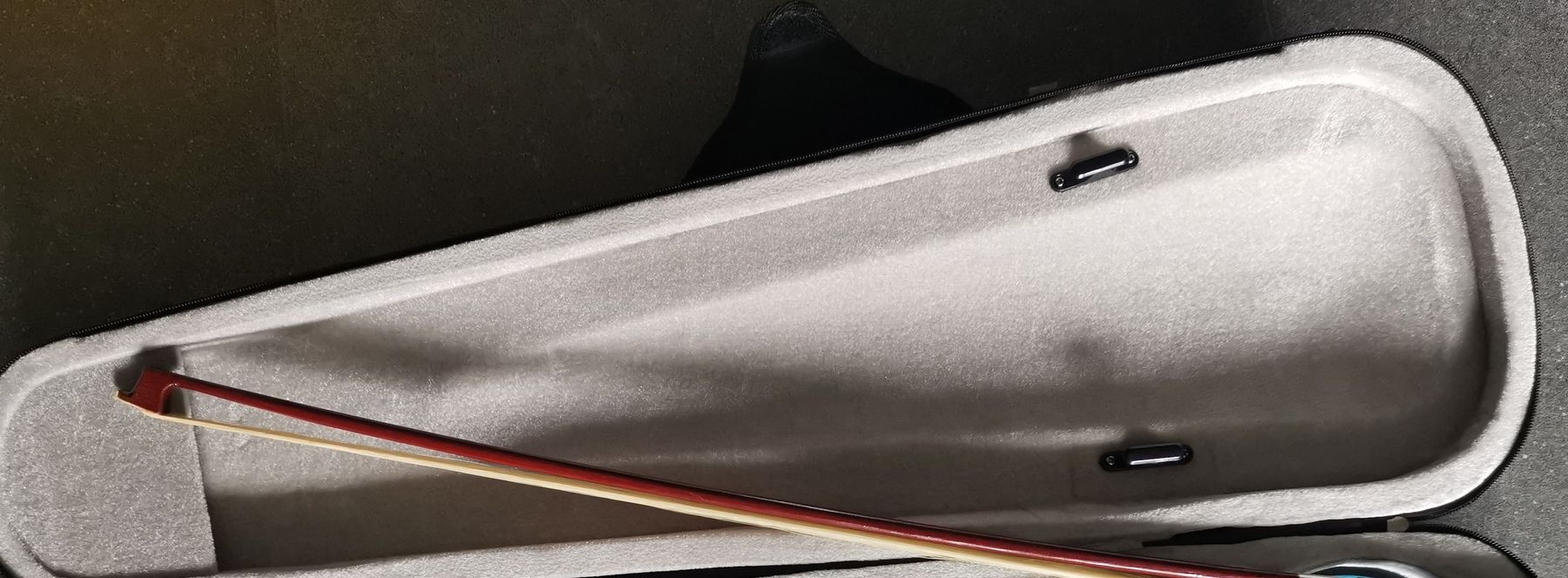 Instruments de musique: Violin case and bow – D'occasion à Rohrbachgraben par noisenomad