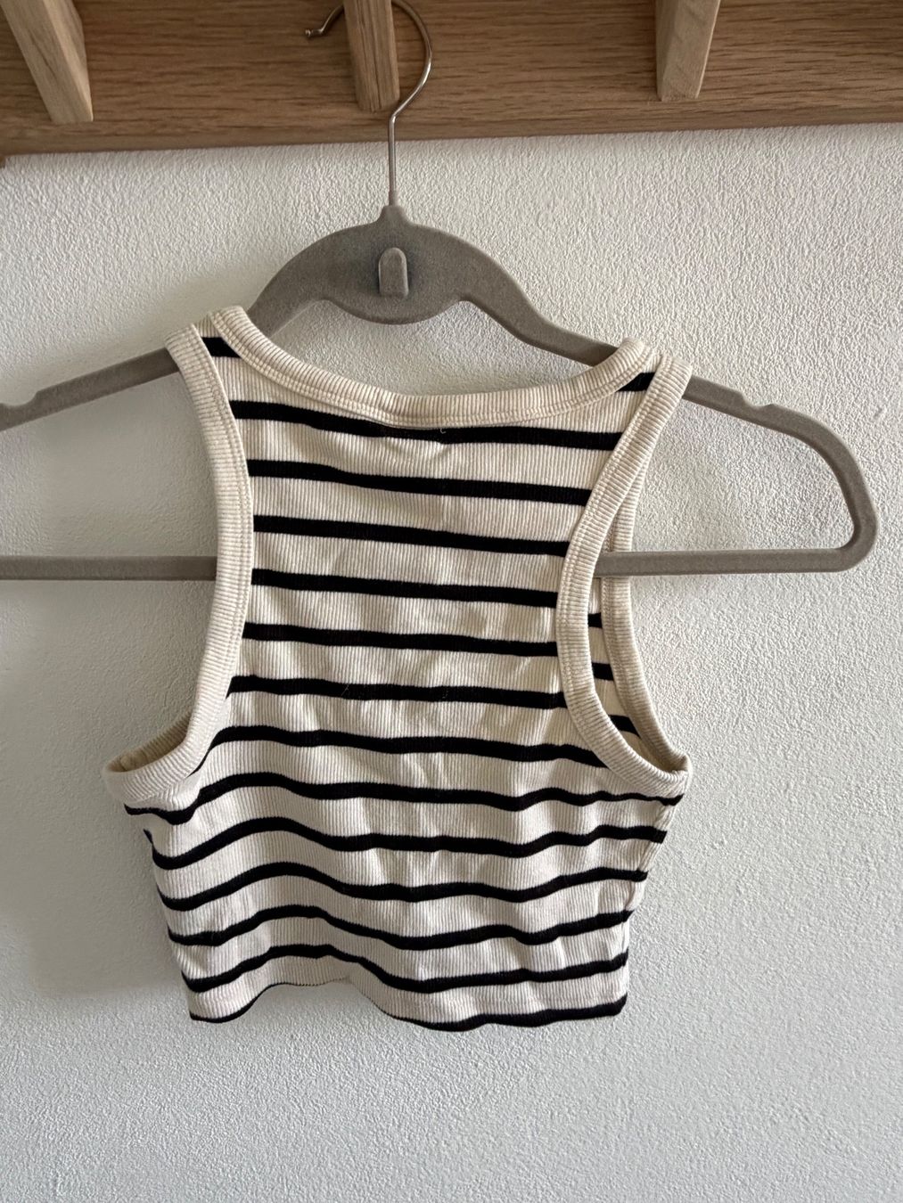 H&M Top: H&M White and blank strips tank top – Usato da Winterthur venduto da 200_g8ht 1