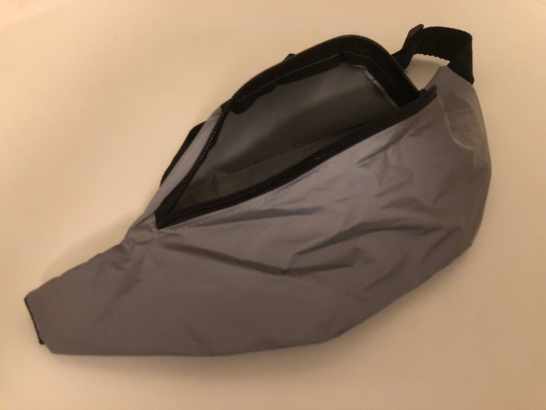 Sacs: Bauchtasche, grau – Neuf avec emballage d'origine à Wettingen par Chnoelleli