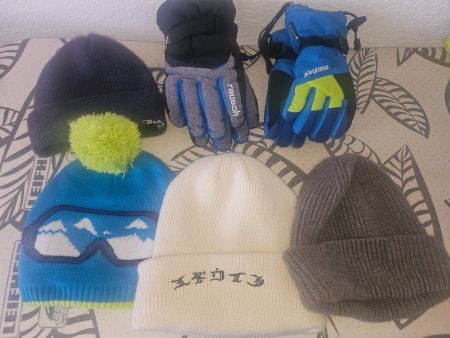 Kinderwintermützen und Handschuhe