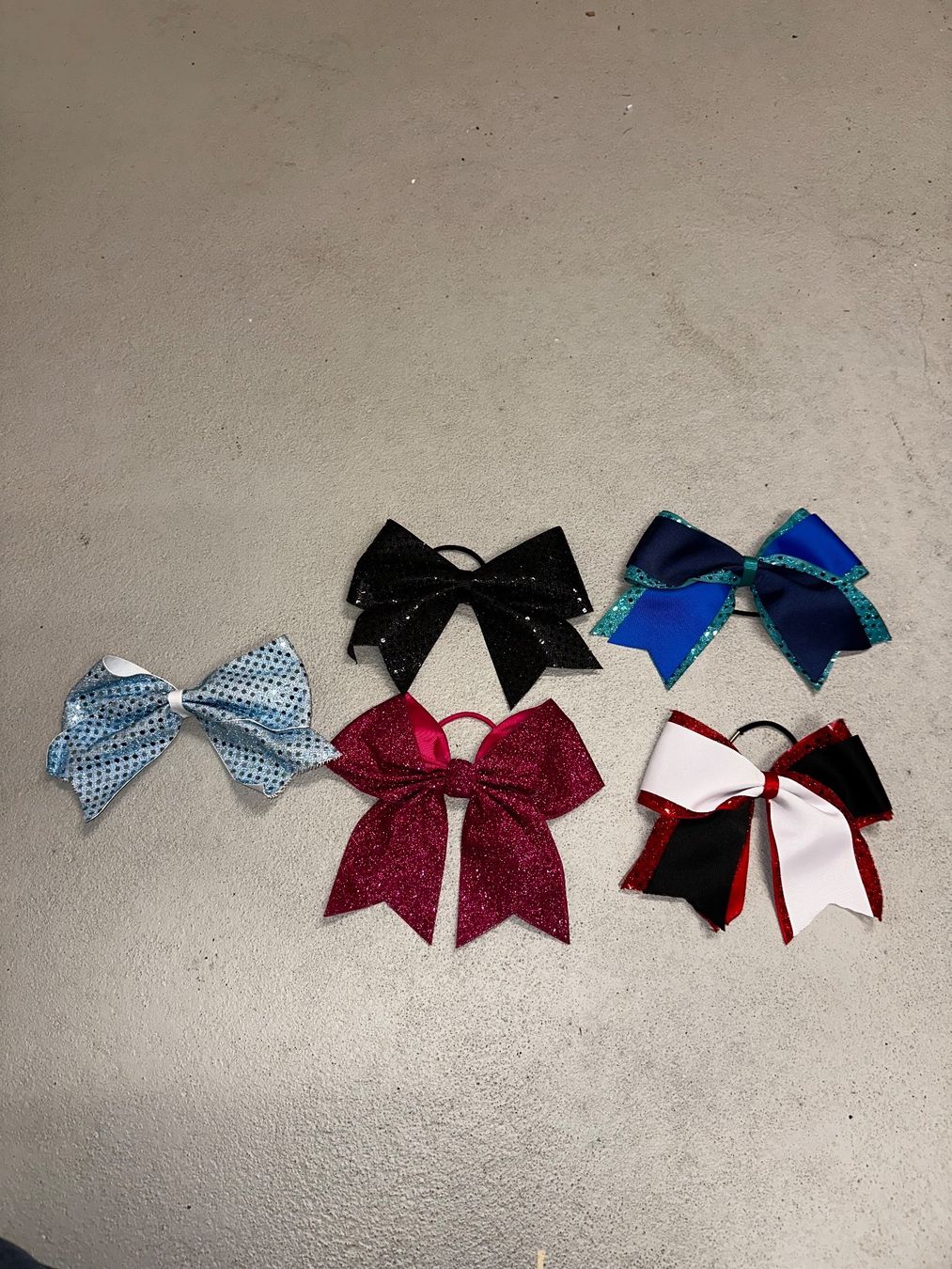 Accessori per capelli: Cheerleading Bows – Nuovo (secondo la descrizione) da Sarmenstorf venduto da SamiraB.