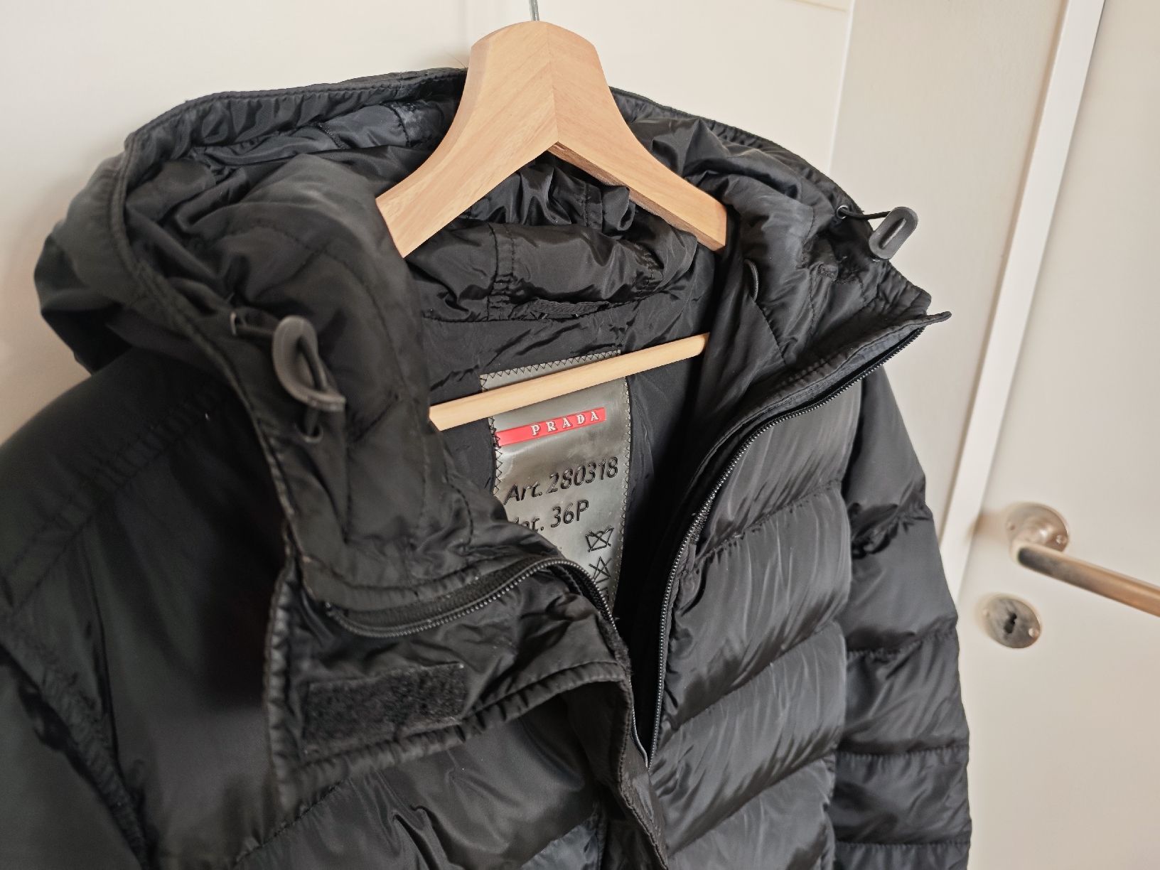 Prada Jacken: Prada Black Down Padded Jacket, Size 42, Winter Essential 🖤 – Gebraucht aus Zürich von alu_dzr7 2
