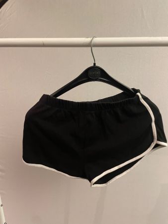 Schwarze Shorts mit weissem Saum Grösse M von Zara