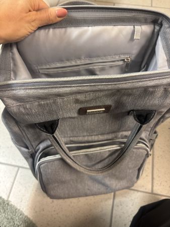 Sac à dos à langer gris avec poches de rangement