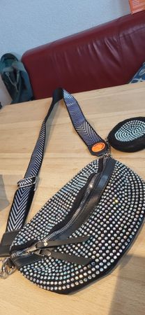 Handtäschli mit Strass besetzt mit Portemonaie der Hingucker