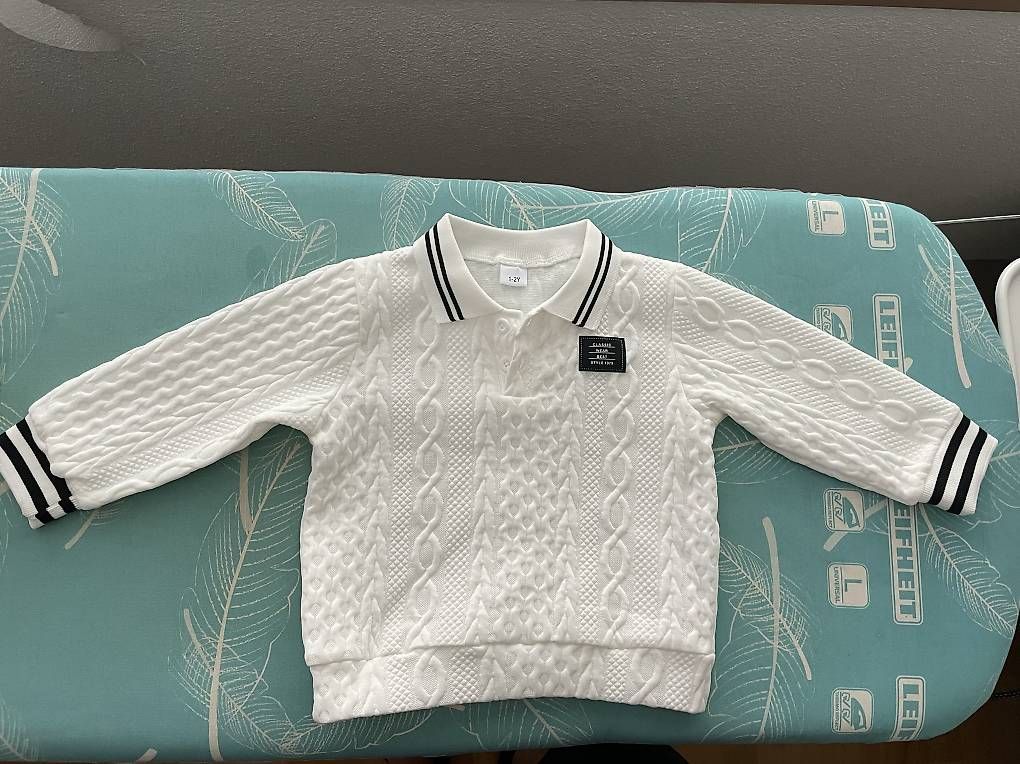 Pullover & Sweatshirts: Babys Pullover weiss 1-2 Jahre  – Gebraucht aus Wollerau von chw87