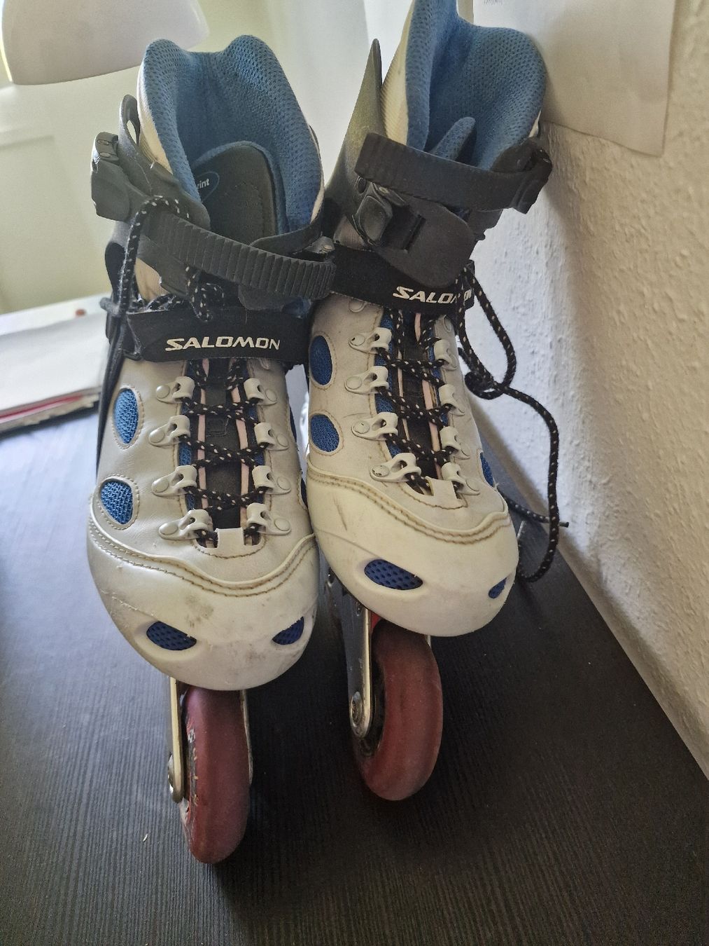 Salomon Pattini in linea & Pattini a rotelle: Salomon Inline Skates Grösse 43 1/3 mit Helm . 30CHF – Usato da Steffisburg venduto da est_q6rp 1