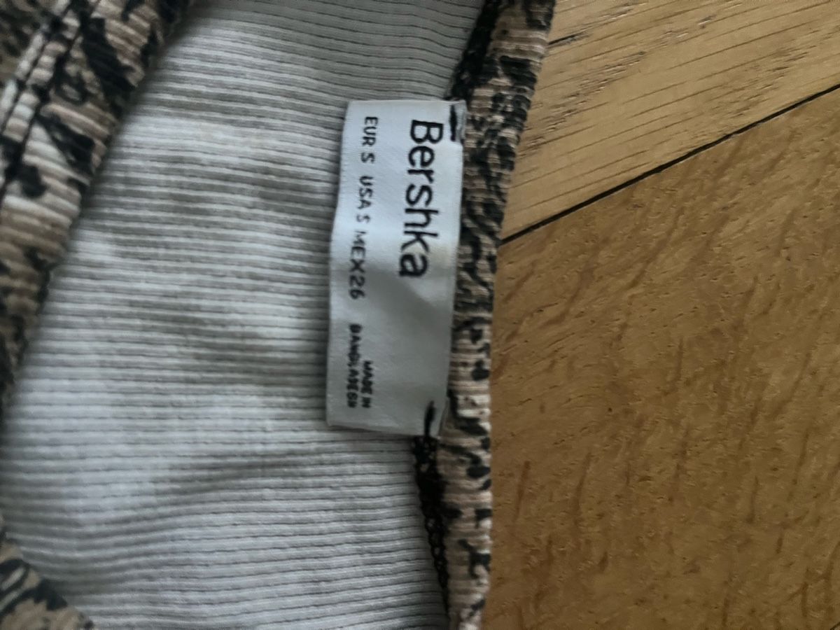 Lotti di vestiti: Bershka Oberteil Schlangenprint mit Hose  – Nuovo (secondo la descrizione) da Olten venduto da sae_82z2 9