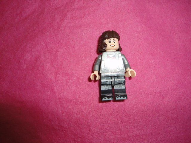 LEGO Star Wars Qi'ra Minifigure Fur Coat Outfit Solo Movie 75219 sw0946 main image 0