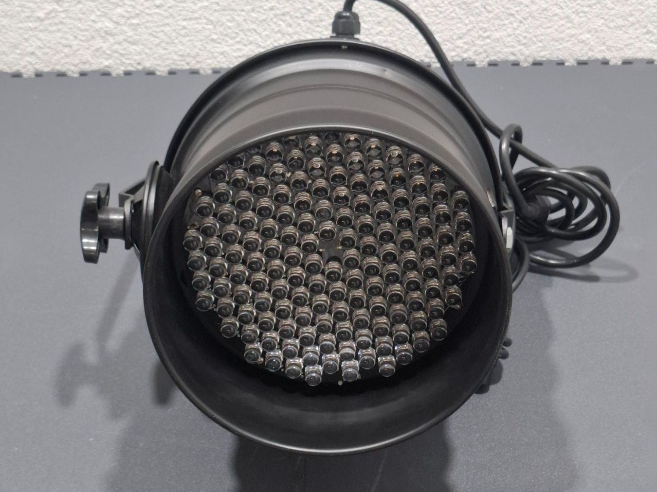 Lampade: Projecteur LED DMX scène par 54 LED – Usato da Villars-Ste-Croix venduto da pau_8fls 2
