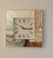 Wanduhr mit Spiegelrahmen