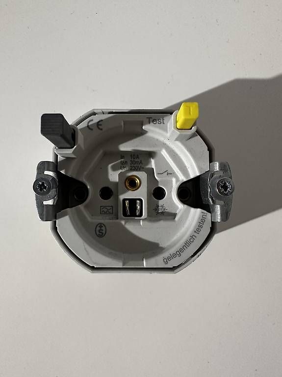 ABB Spine: ABB Sidos Steckdose mit Fehlerstromschutzschalter – Nuovo e nell'imballaggio originale da Islikon venduto da Lucride_ 1