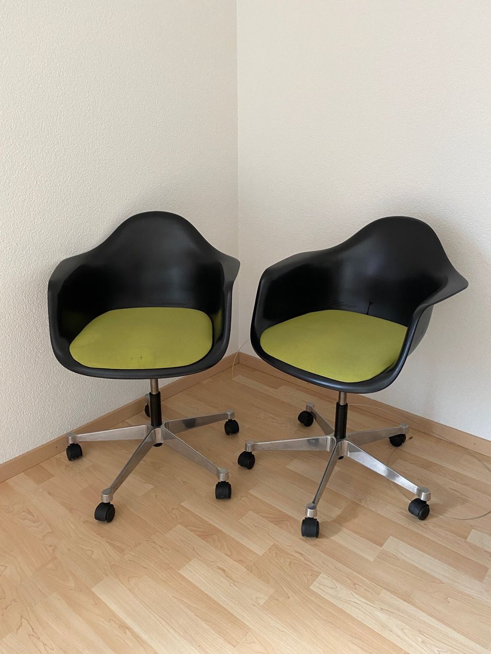 Vitra Sedie: Vitra Eames Plastic Armchair Drehstuhl 2 Stk. – Usato da Laupersdorf venduto da Borer_Liquidationen