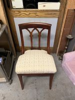 Antiker Stuhl mit hellem Bezug - Vintage Chic für Dich!