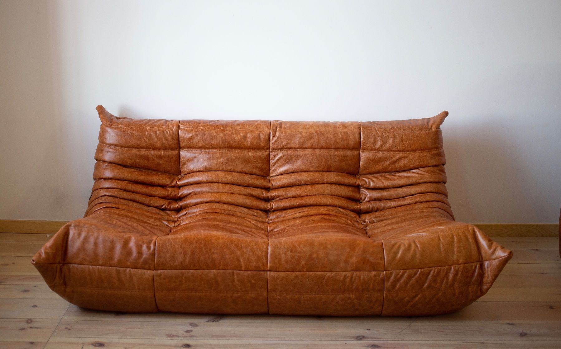 Ligne Roset Sofas: 3er Sofa Togo, neu bezogen mit Leder – Neu (gemäss Beschreibung) aus Zürich von ERATOMIUM