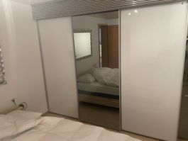 Kleiderschrank mit Schiebetüren