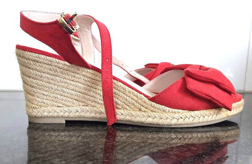 Damenschuhe: Rote Sommersandalen mit Keilabsatz, Gr, 38 – Neu (gemäss Beschreibung) aus Widnau von Marakumba