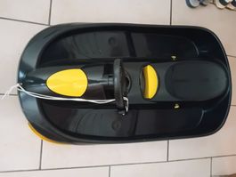 Schlitten schwarz gelb mit Lenkrad und Seil