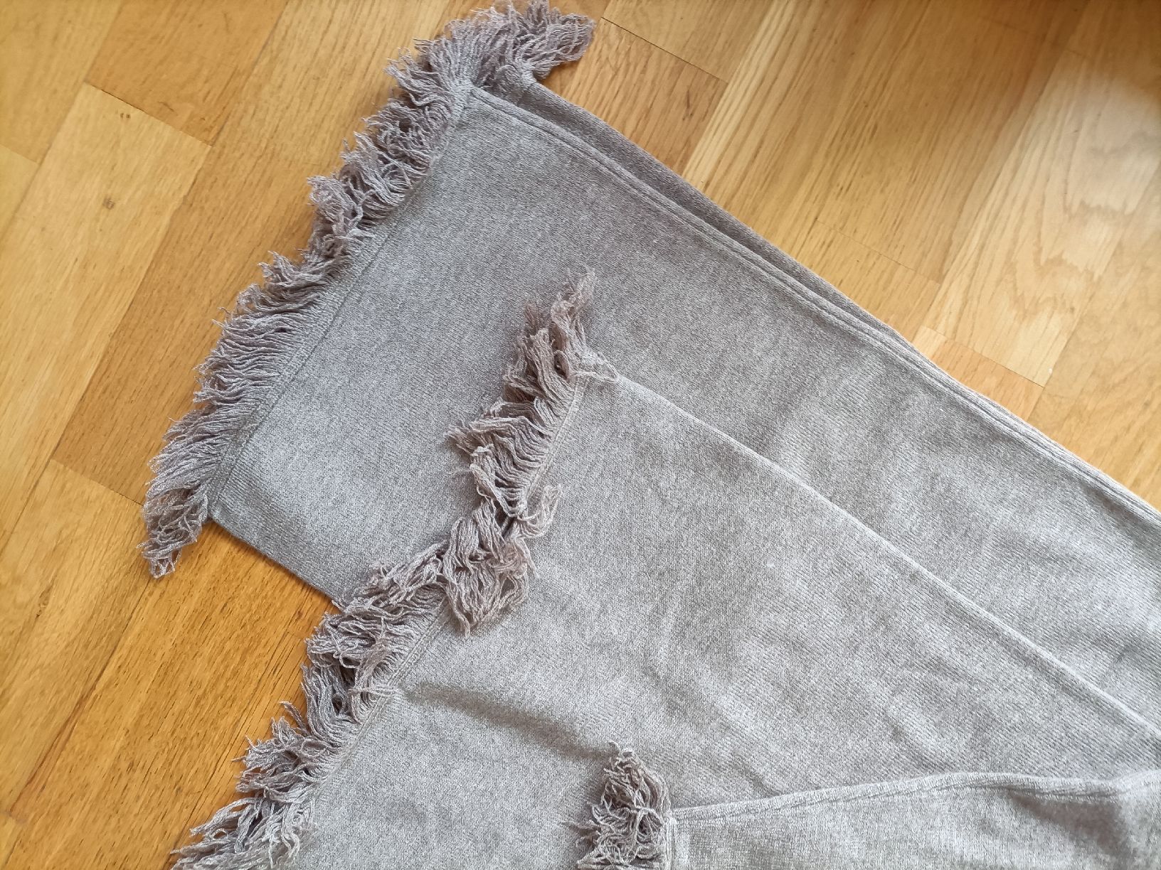 Lotti di vestiti: Ensemble pull et pantalon à franges, neuf avec étiquette – Nuovo e nell'imballaggio originale da La Chaux-de-Fonds venduto da Luxary.25cachmirepro 1