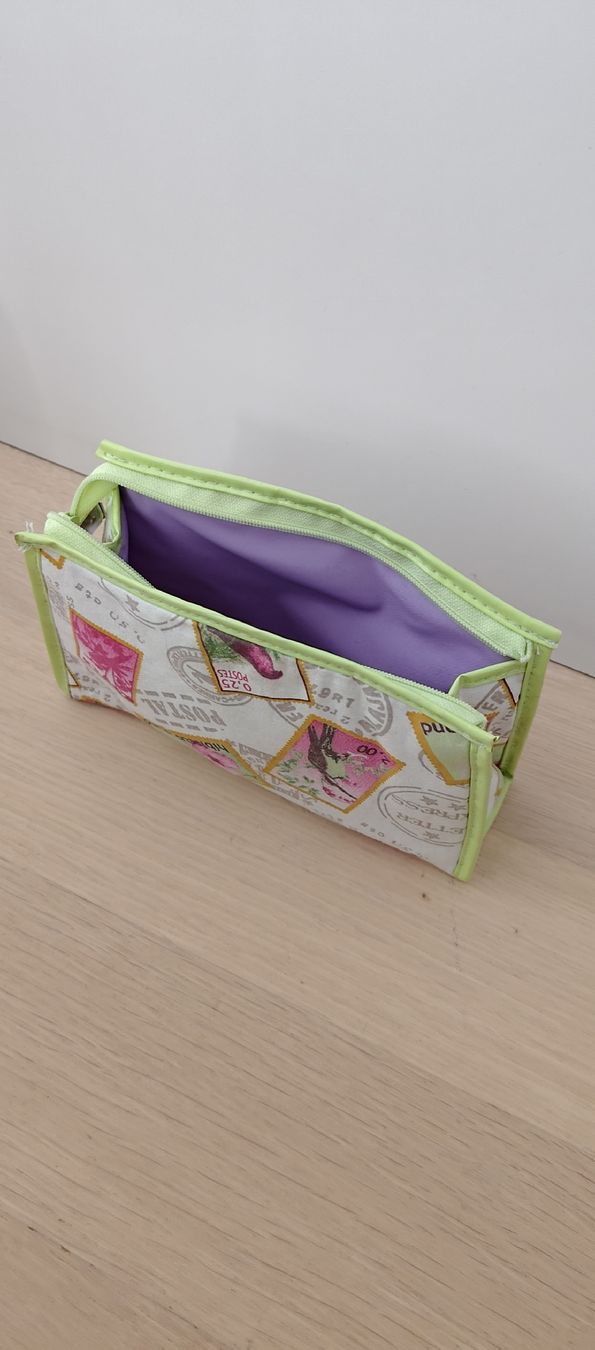 Borse: Necessaire mit Hibiscus und Briefmarken muster – Usato da Schwerzenbach venduto da VityaCrafts 2