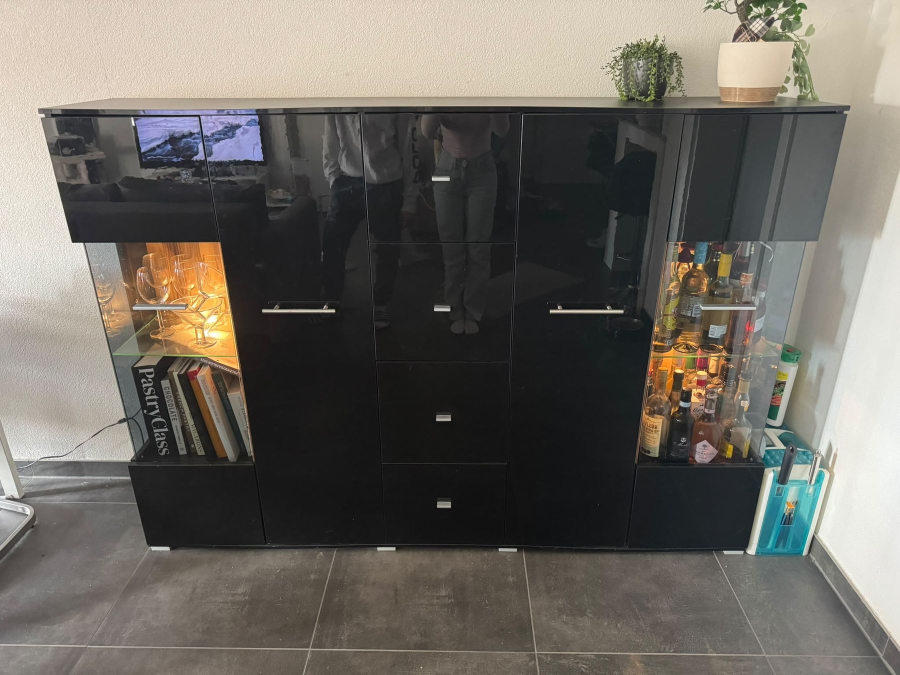 Cassettiere: Sideboard schwarz Hochglanz mit LED Vitrinen – Usato da Cournillens venduto da eng_n9nx
