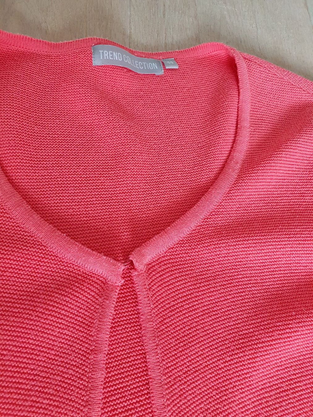 Lotti di vestiti: Sommerset Shirt oder Bluse mit Jäckli in koralle – Usato da Stalden (Sarnen) venduto da Leikerli 2