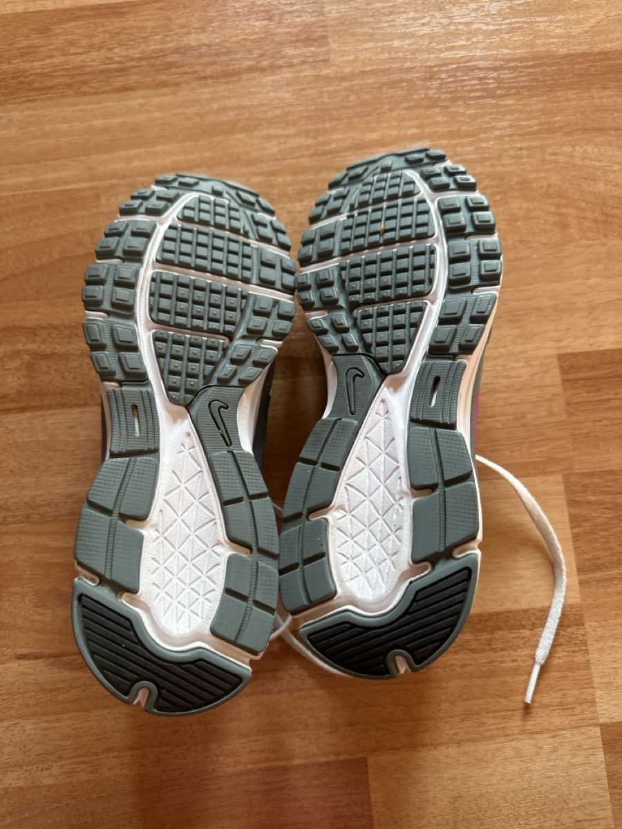 Nike Scarpe da donna: Schuhe Nike Grösse 37.5, Grau/Pink – Usato da Wald AR venduto da sar_x867 3