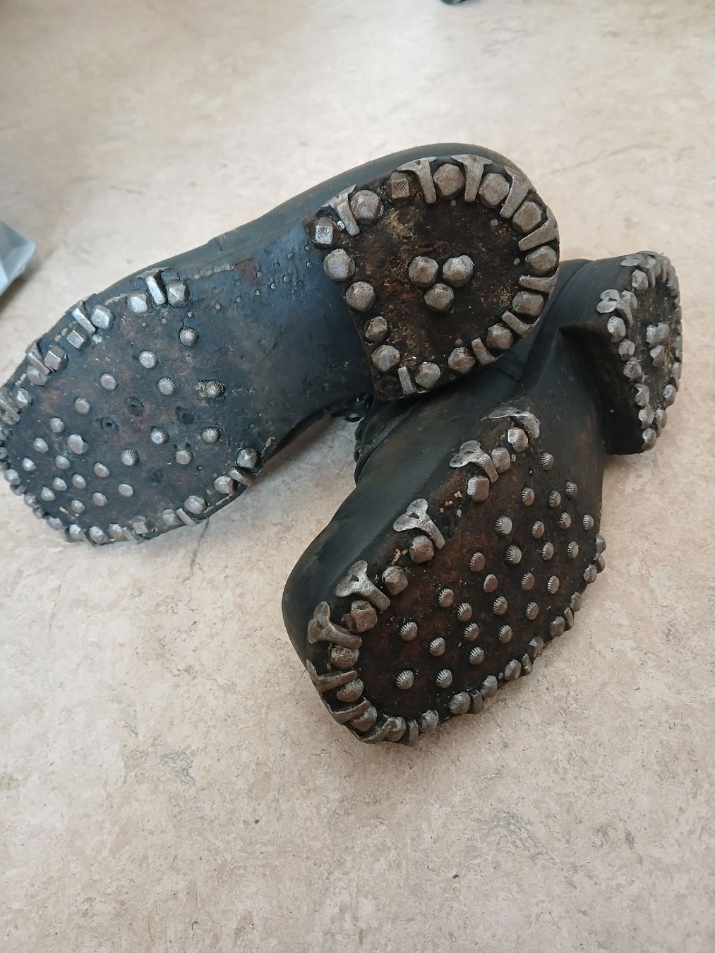 Herrenschuhe: Nagelschuhe gr. 43 – Gebraucht aus Ganterschwil von 09s_h686 1