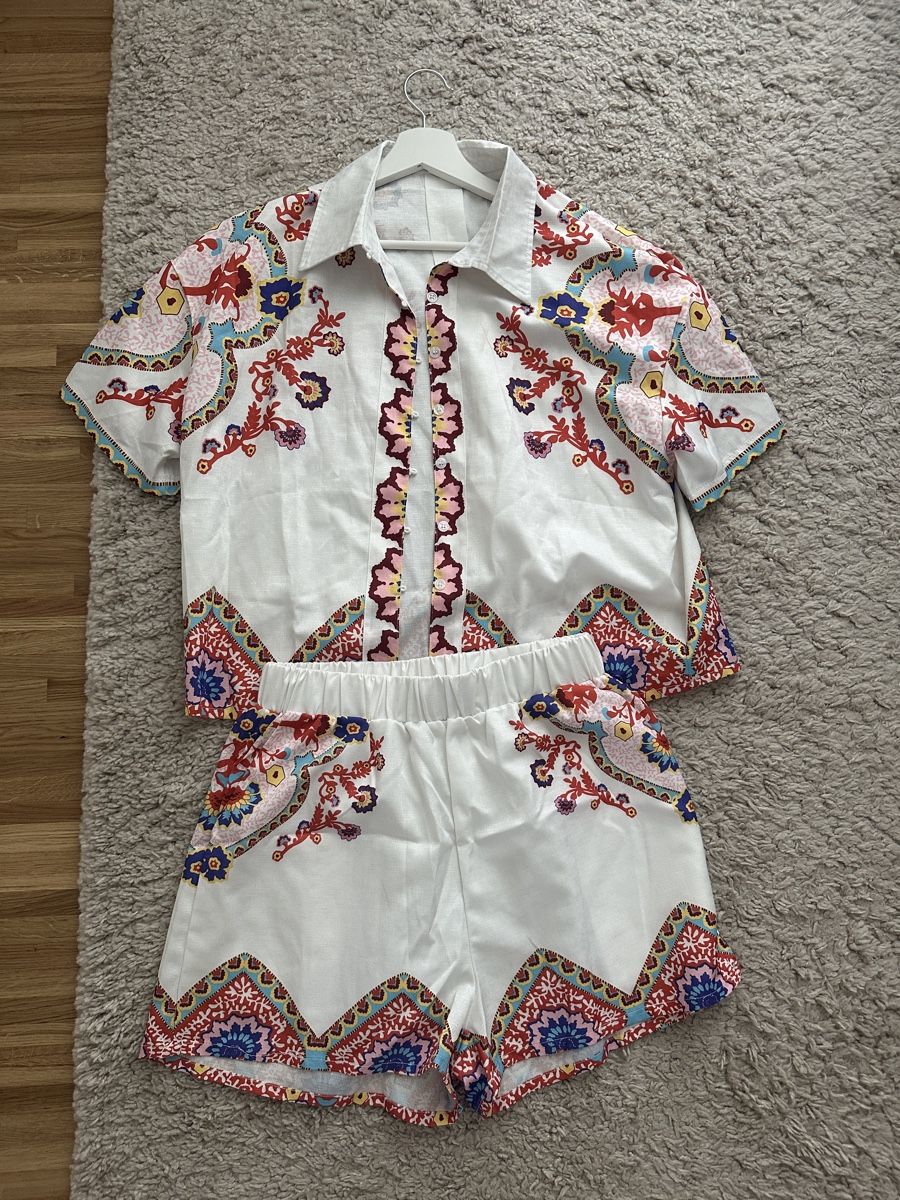 Lotti di vestiti: Damen Set Bluse und Hose weiss, mit Blumenmuster – Nuovo (secondo la descrizione) da Dübendorf venduto da Magis_Stuff