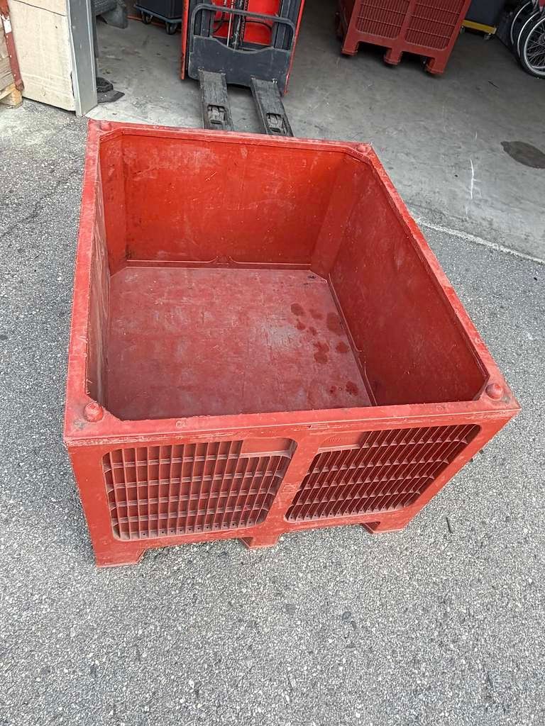 Behälter & Ähnliches: Grosser roter Kunststoffbehälter – Gebraucht aus Chur von Feschtland 1