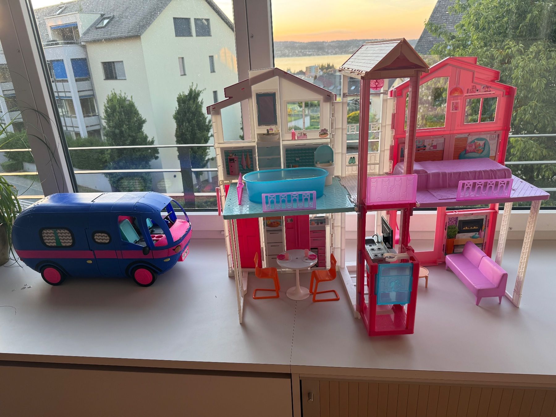 Giocattoli: Barbie house und LOL Wohnmobile – Usato da Pfäffikon SZ venduto da sk2_h628 1