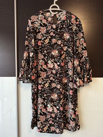 Schönes Blumenkleid mit Trompetenärmel, Grösse L