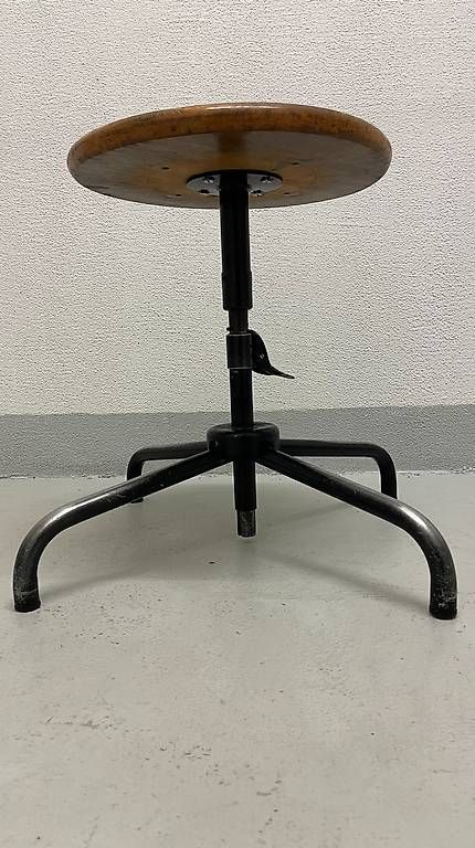 Sgabelli: Atelierhocker Werkstatthocker Holz Hocker – Usato da Aarburg venduto da Qin3ze 1
