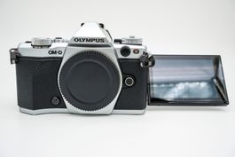 Olympus OM-D E-M5 II silber