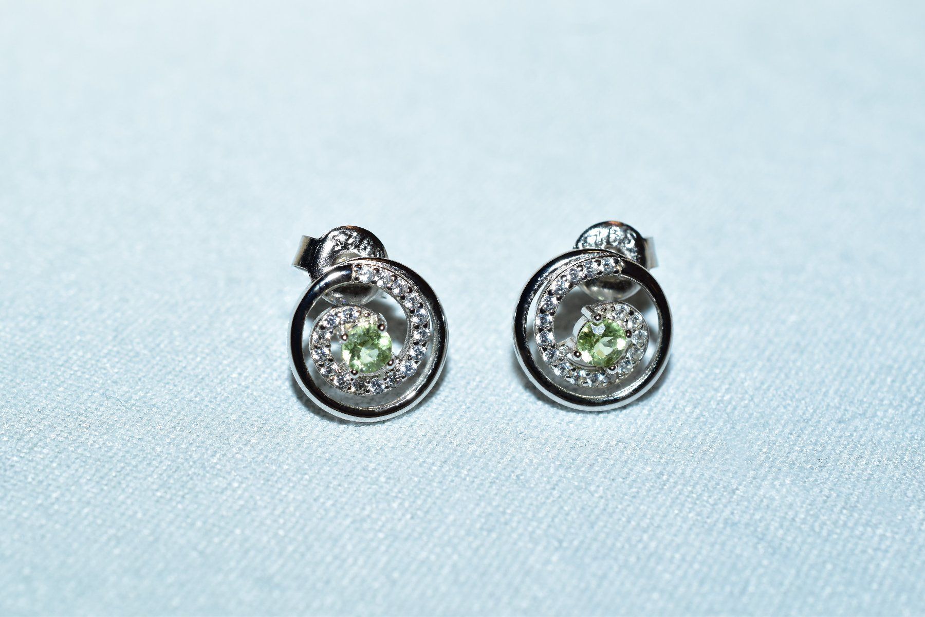 Orecchini pendenti & Orecchini a lobo: Ohrstecker mit Peridot (Chrysolith), neu – Nuovo e nell'imballaggio originale da Laufen venduto da flowerfan