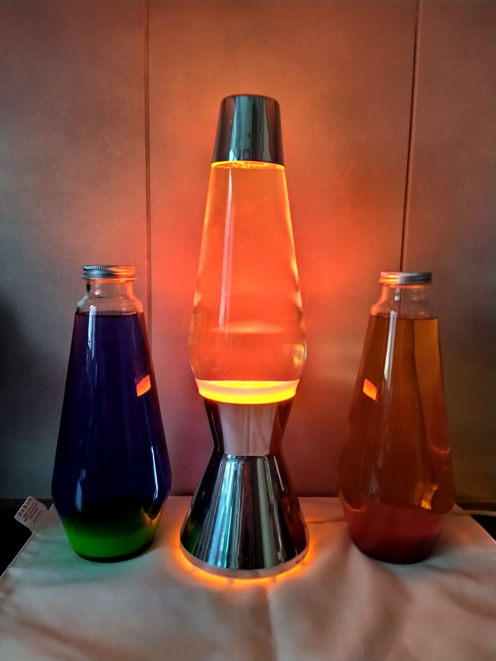 Mathmos Lampade: Mathmos Astro Lavalampe Silber glänzend mit 3 Flaschen – Usato da Beringen venduto da Arven86