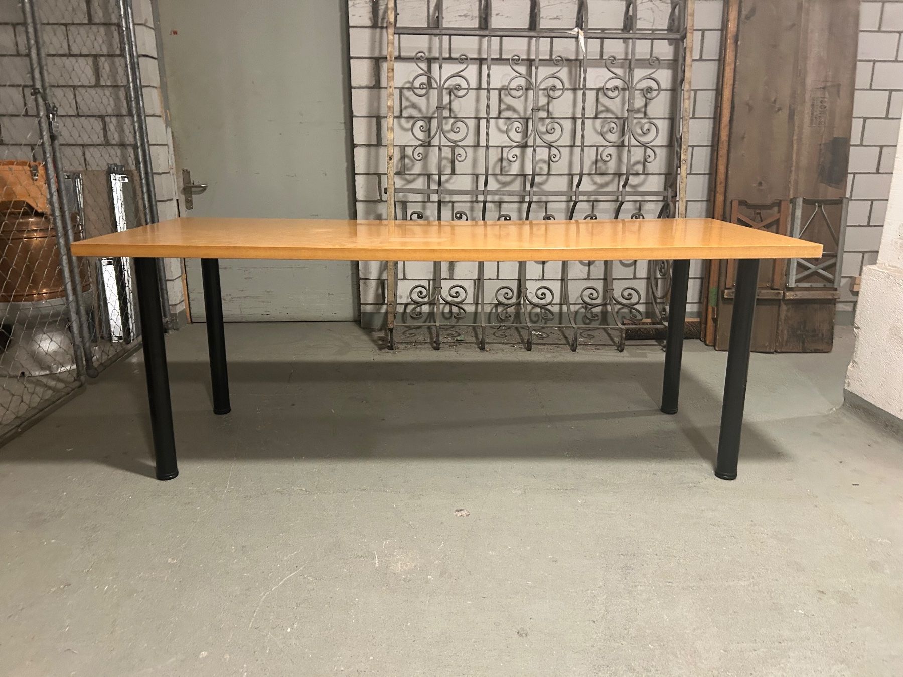Schreibtische: 4 Bürotische mit MDF-Platte – Gebraucht aus Luzern von din_6lb7 1