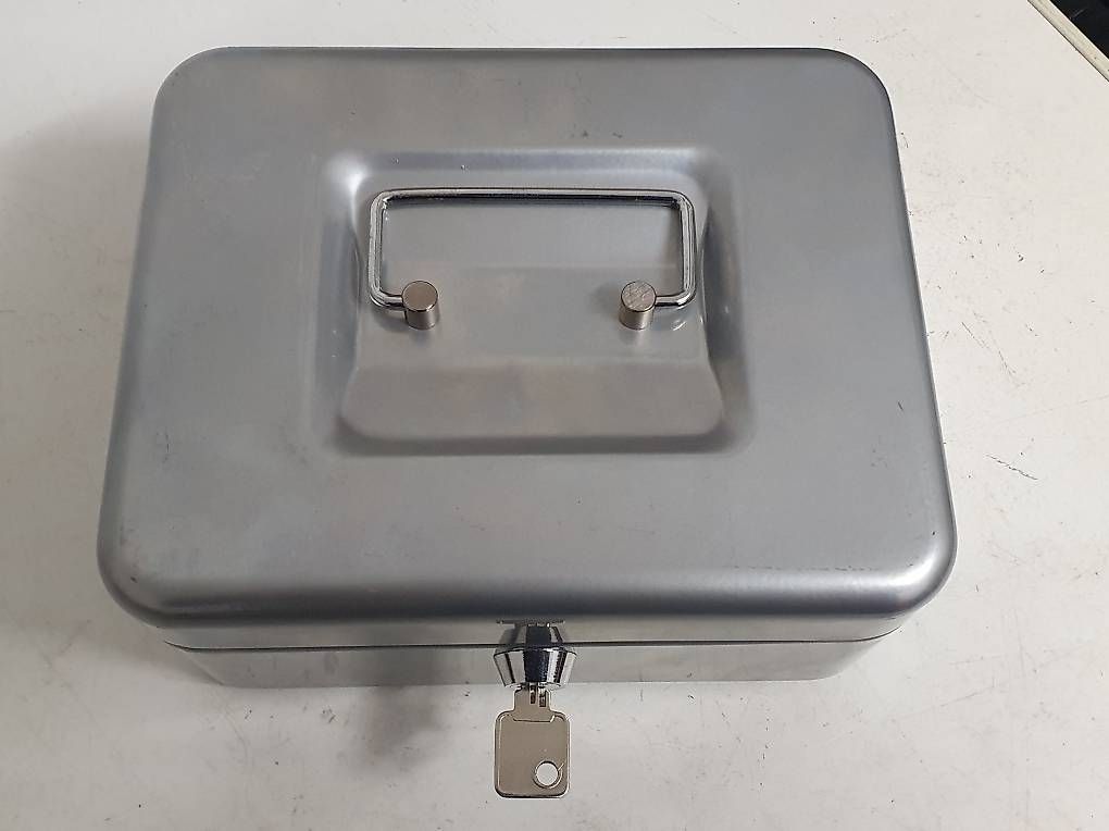 Registratore di cassa: Graue Geldkassette mit 2 Schlüsseln – Usato da Flums venduto da Cooker