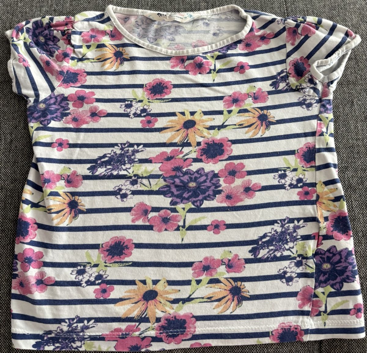 H&M Camicette, T-shirt & Top: H&M Shirt, Gr. 110/116, gestreift mit Blumen – Usato da Jegenstorf venduto da Annina0506