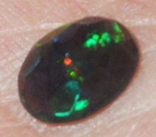 Edelstein L-2311 – Äthiopischer Opal mit Opalschliff – 5x7mm