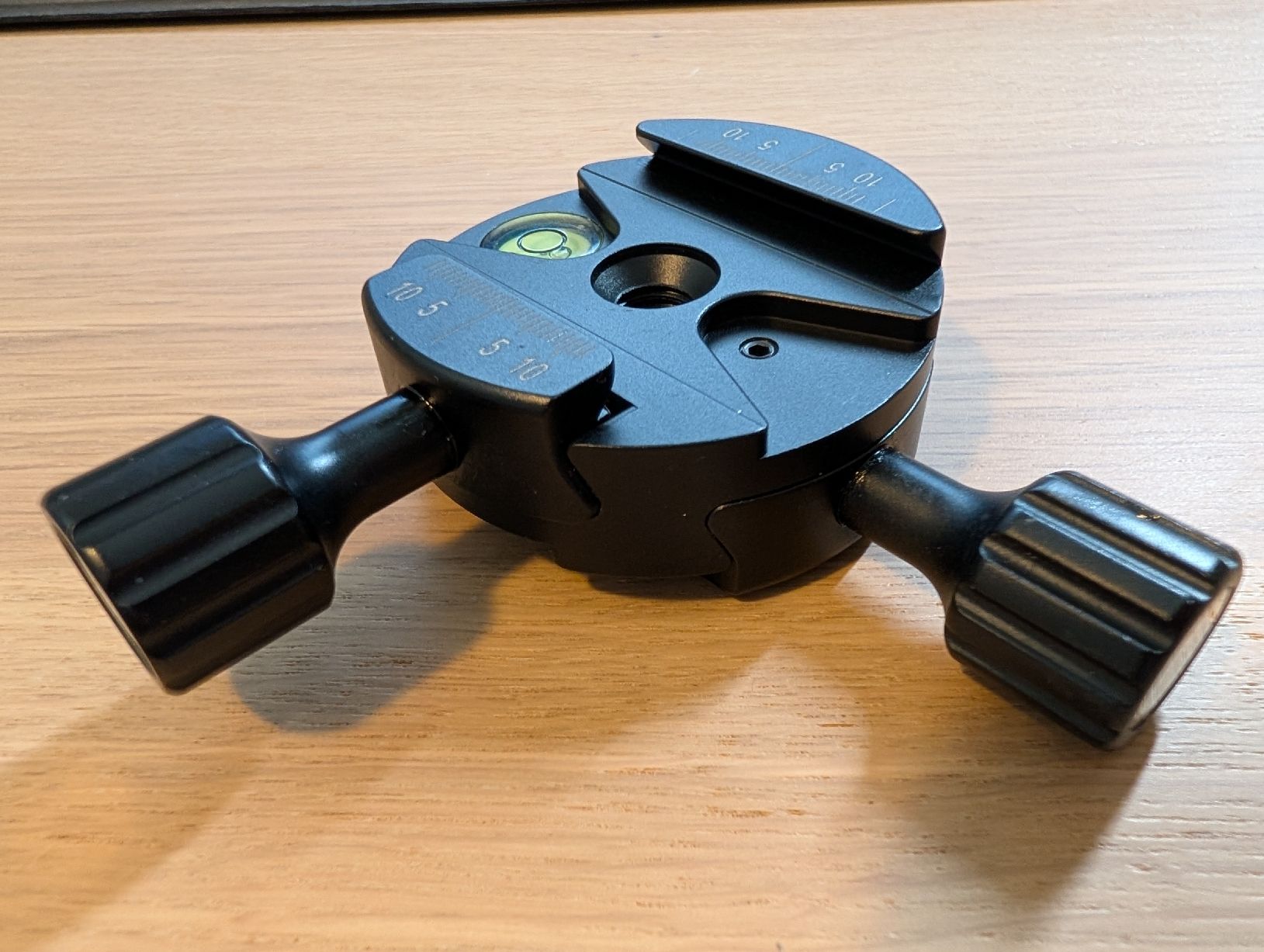 Fotocamera: Arca type double clamps 90 degrees  – Nuovo (secondo la descrizione) da Lausanne venduto da AndreiB 1