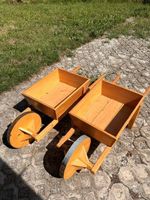 2 Schubkarren aus Holz neuwertig Dekoration Garten Kinder