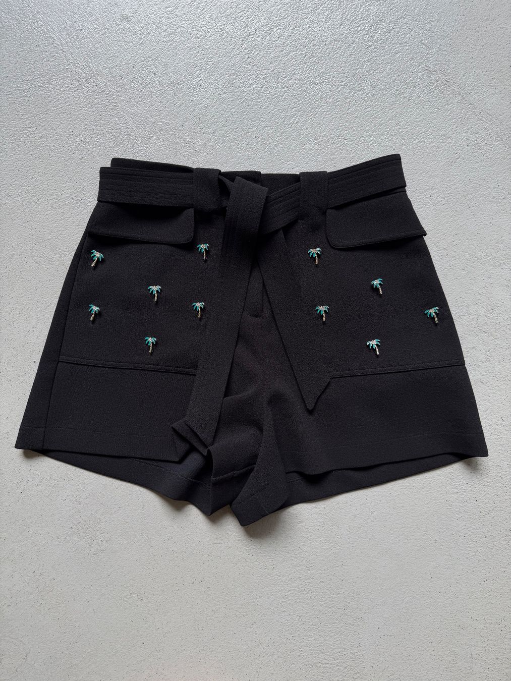 Maje Pantaloni: Maje Shorts mit Palmen-Schmuckdetail – Usato da St-George venduto da alaixee