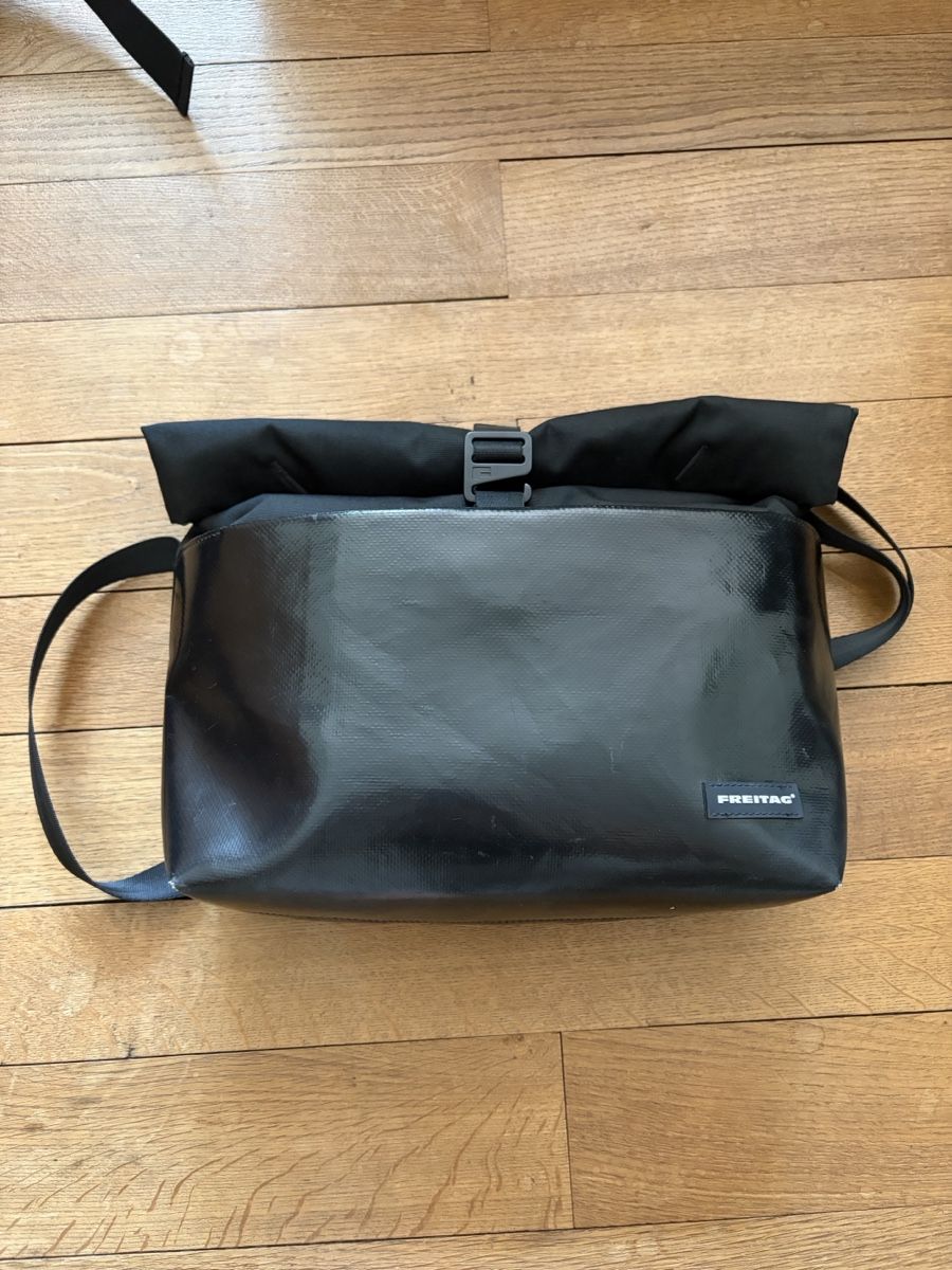 Freitag Borse: Freitag Messenger Bag Black Rollin RF640 – Usato da Basel venduto da val_c6ww