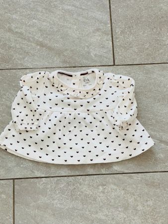 Baby Langarmshirt C&A weiss mit Herzen Grösse 68 neuwertig