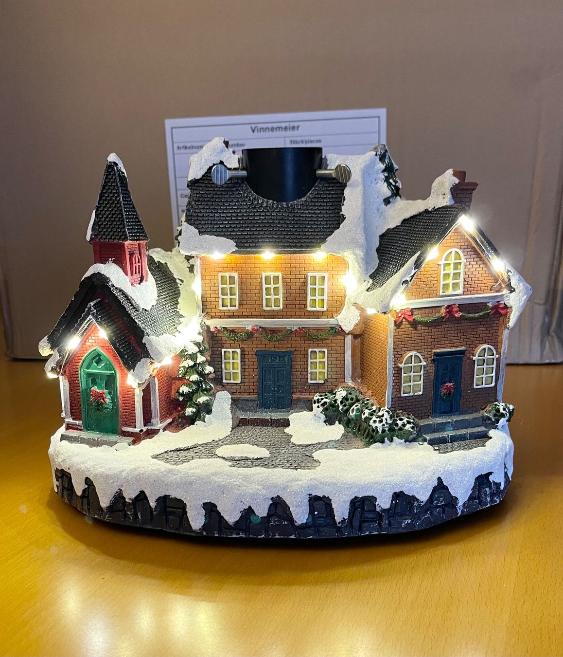 Basi per albero di Natale: Spezieller Weihnachtsbaumständer Dorf mit LED Beleuchtung – Nuovo e nell'imballaggio originale da Basel venduto da Seifehuesli 2