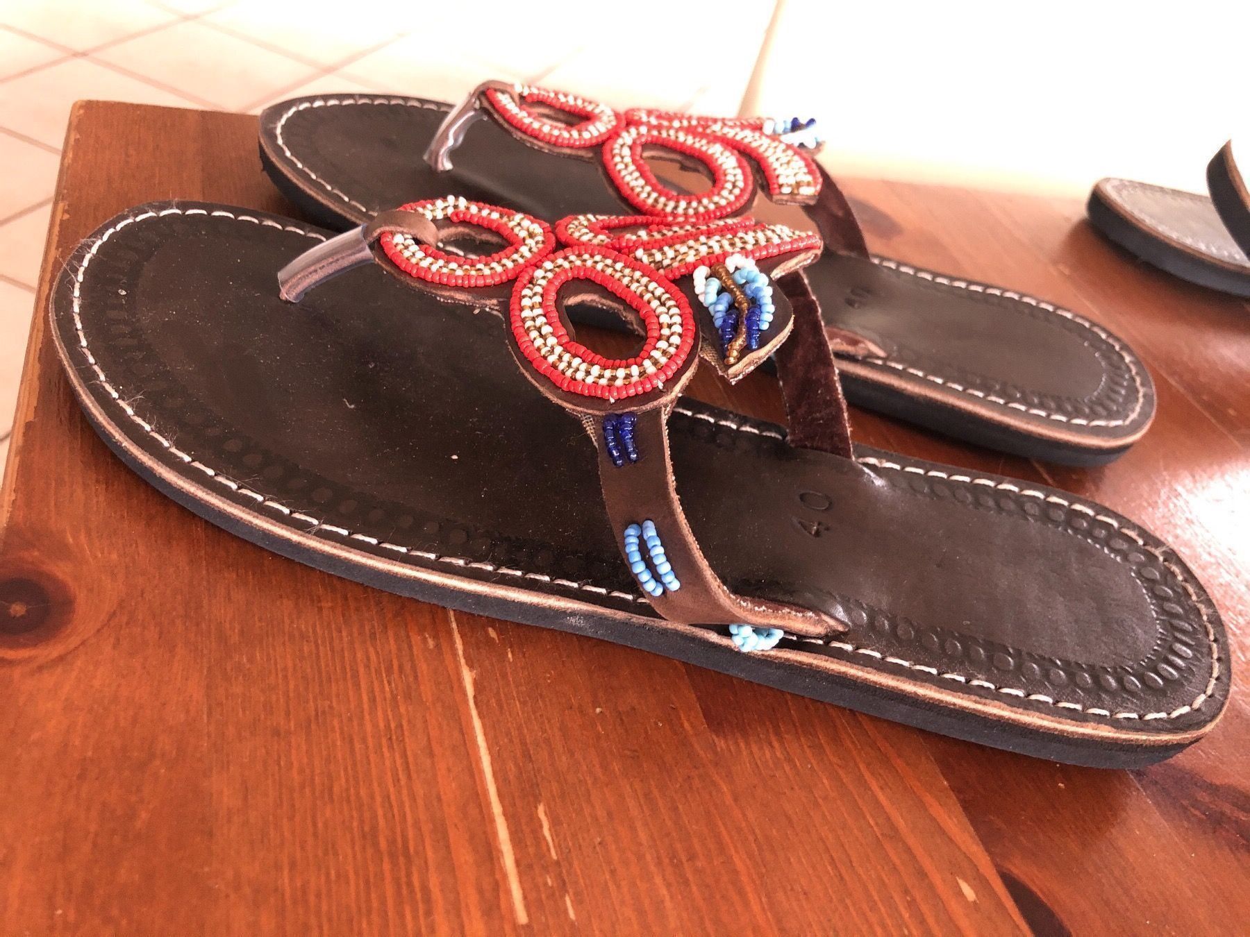 Scarpe da donna: Neue Flip Flops mit Perlen Gr.40 – Nuovo (secondo la descrizione) da Obergerlafingen venduto da cabo4