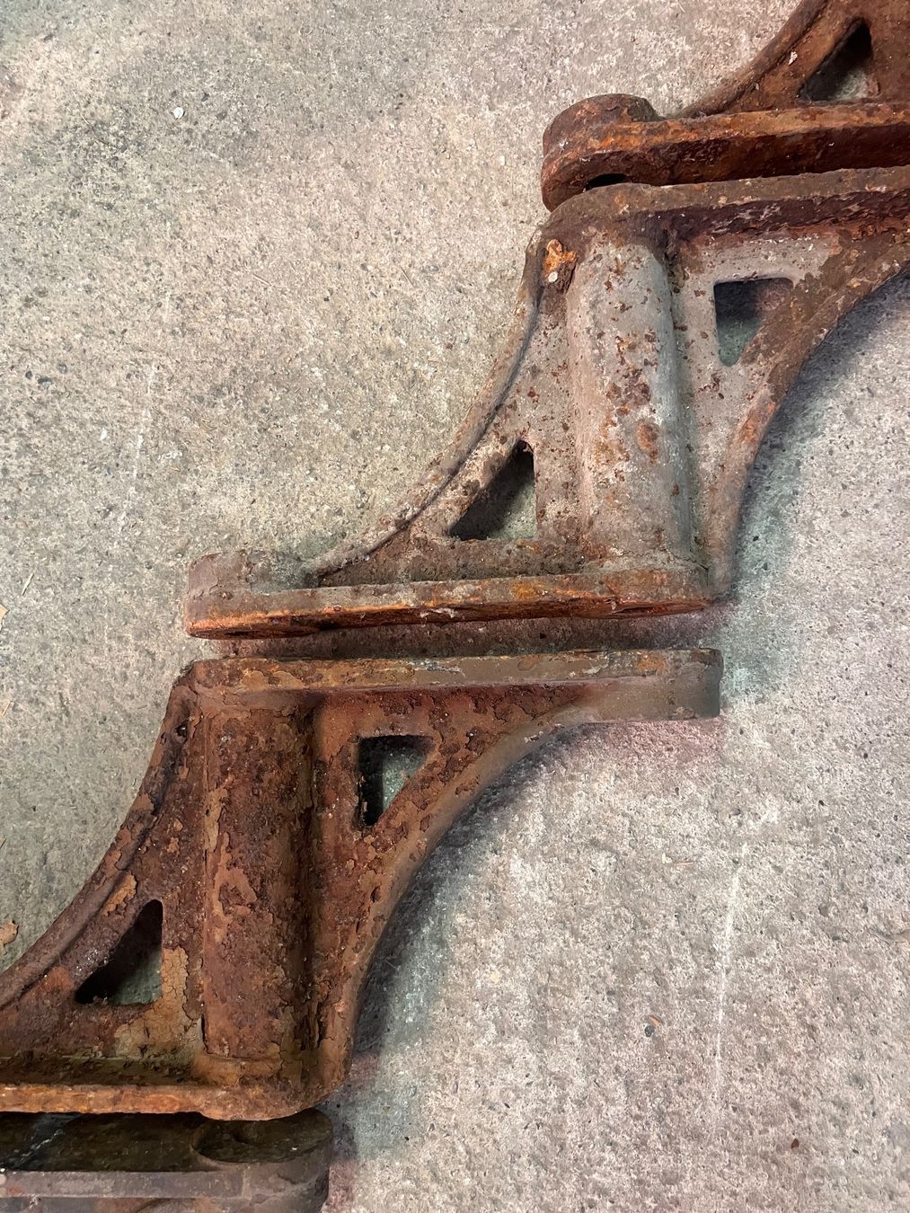 Skulpturen & Statuen: Historische Gusseisen Elemente – Defekt aus Biel/Bienne von Jomazi 1
